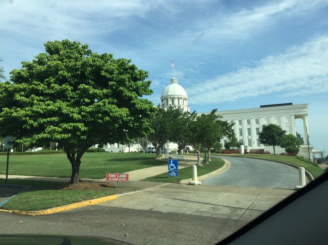アラバマ州の州都はモンゴメリー。この美しい州議事堂はアメリカ史の公民権運動を見てきたのでしょう。