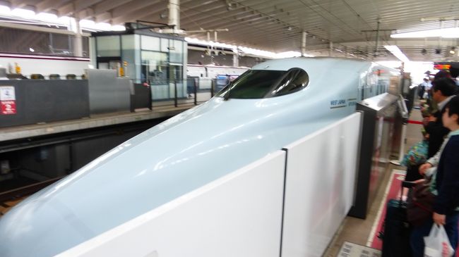 7月にも熊本市に行って来たばかりですが、桜町の熊本交通センター跡地に、大規模商業施設(SAKURA MACHI Kumamoto)が9月14日にオープンし、そこに新ホテル(ホテルトラスティプレミア熊本)が10月9日に開業したので、その大規模商業施設散策と新ホテル宿泊目的メインで、再度熊本市に行って来ました。<br /><br />SAKURA MACHI Kumamoto公式サイト:https://sakuramachi-kumamoto.jp/<br /><br />ホテルトラスティ プレミア 熊本公式サイト:https://trusty.jp/kumamoto/<br /><br /><br />今回の日程行程は下記の通りです。<br /><br />10月27日(日)<br /><br />博多 11:41-新幹線つばめ321号(800系)-熊本 12:30<br /><br />800系新幹線公式サイト:https://www.jrkyushu.co.jp/trains/800/<br /><br />・桜の馬場 城彩苑<br />・熊本城二の丸広場<br />・熊本市役所14F展望ロビー<br />・繁華街散策<br />・SAKURA MACHI Kumamoto内&屋上庭園散策<br /><br />ホテルトラスティ プレミア 熊本 泊<br /><br />スタンダードダブルルーム(約17平米) 9,900円<br /><br />開業記念料金 ハイフロア(9~13F指定) ビュッフェ朝食無料<br /><br /><br />10月28日(月)<br /><br />・水前寺成趣園<br /><br />熊本 13:35-新幹線さくら556号-博多(N700系) 14:13<br /><br />N700系新幹線公式サイト:https://www.jrkyushu.co.jp/trains/700/<br /><br /><br /><br />N700系系新幹線つばめで、熊本~博多間を乗車した時の様子です。<br /><br />コメントは、一部を除いて省略させて頂きます。