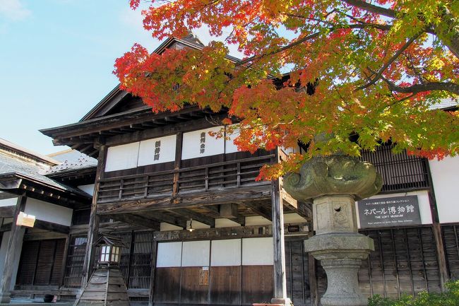 今年5月に行った京都一人旅が思ってた以上に楽しかったので、気持ちが冷めないうちにまた旅に出ることに。 前々から撮影旅行をしたいと思っていたので、紅葉を撮る会津旅行に決定。会津に行くのは22年ぶり（！）2回目。<br /><br />会津旅行を決意したものの、宿やルートを試行錯誤。紅葉の状況や台風の影響で急遽日程変更したりと、いろいろ迷いながらたてたプラン。 <br />お得な「ゆったり会津東武フリーパス」を使って、のんびり電車旅をすることに。<br /><br />■■「ゆったり会津東武フリーパス」についてメモ ■■<br />・大き目サイズの切符で、3日間有効・乗り降り自由。<br />・自動改札は通れない。帰りの最終駅を出る際に窓口に提出。 <br />・東武線の各駅窓口で購入できるが（除外駅あり）、支払いは現金のみ。 <br />・旅行会社などで購入する場合はクレジットカードが使える。 <br />最初、駅の窓口で買おうとしたら駅員さんがあたふたしていた。汗　あまりメジャーな切符ではないのかな？ 旅行会社ではすんなり購入でき、時刻表ももらえた。次も使うときは旅行会社で購入しようと思う。 <br />ちなみに特急券はネットで購入して、特急券がわりのメールを印刷して持って行った。 <br /><br />1日目 <br />塔のへつり→駅カフェ→七日町観光→ソースカツ丼→スーパー銭湯 <br />2日目 <br />モーニング→御薬園→東山温泉→ネパール博物館→会津山塩ラーメン→栄螺堂→スーパー銭湯→花火→夕食<br />3日目 <br />鶴ヶ城→カフェ→湯野上温泉→足湯 <br />