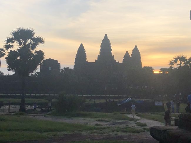 カンボジア人の友人が誘ってくれたので<br />カンボジアへ旅行することになりました。<br />日本からは1人で出発しましたが<br />友人の友人やら留学時代の友達との再会もあり<br />賑やかな旅になりそうです。<br /><br />・1日目<br />関空→ハノイ→シェムリアップ着<br />・2日目<br />シェムリアップ<br />・3日目<br />シェムリアップ<br />・4日目←いまここです<br />シェムリアップ<br />・5日目<br />シェムリアップ→バッタンバン<br />・6日目<br />バッタンバン<br />・7日目<br />バッタンバン<br />・8日目<br />バッタンバン→プノンペン<br />・9日目<br />プノンペン→ハノイ→関空