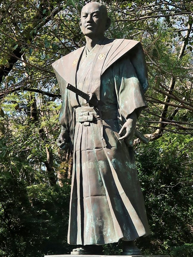 堀田 正睦(ほった まさよし)は、江戸時代末期の大名・老中首座。下総佐倉藩の第5代藩主。文化7年(1810年)8月1日、佐倉藩第3代藩主・堀田正時の次男として江戸邸で生まれる。幕末の老中首座。洋学に傾倒して〈蘭癖〉と称された。一刻も早く諸外国と通商すべきという開国派であった。藩政改革に治績をあげ,1855年開港前後の政局では老中首座として対処。1858年ハリスとの日米修好通商条約締結に奔走したが勅許を得ることに失敗。将軍継嗣問題でも一橋慶喜擁立派であったため,同年井伊直弼の大老就任後,老中を罷免され,蟄居。元治元年(1864年)3月21日、正睦は佐倉城三の丸の松山御殿において死去した。享年55。(フリー百科事典『ウィキペディア(Wikipedia)』より引用) 佐倉城址公園は、佐倉城跡の中に設置されている公園です。公園内には天守閣跡、空堀など城の遺構が多数残され、天守閣跡脇の樹齢約400年の「夫婦モッコク」(千葉県指定天然記念物)をはじめ、シイ、カシ、モミジなどの大木がいたる所にある、緑多き歴史公園です。 天守閣跡や巨大な馬出し空堀、水堀に守られた南出丸や西出丸は必見です。 園内には昔、乳母が若君を池のほとりで遊ばせていた際、あやまって若君を溺れさせてしまったという哀しい話が伝わる「姥が池」や、三逕亭(茶室)(さんけいてい)、桜や牡丹、梅、菖蒲園、紅葉などもあり、四季を通じてお弁当を広げる家族連れの姿が見受けられます。https://www.city.sakura.lg.jp/0000000987.html より引用