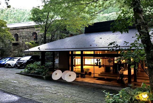 黄金色に輝く稲穂の道を進んで行くと、その先には山道が現れる。<br />ちょっと見落としそうな入り口…隠れ家のように佇む温泉宿へ行ってきた。<br />質の高いおもてなしに、現実を忘れるひとときを堪能…。