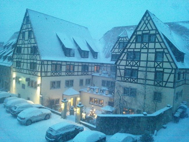 アブダビから 約 6時間 で ミュンヘン へ到達～♡<br />クリスマス直後の ミュンヘンは 白い雪に包まれており、これからの旅行に期待で胸が高鳴ります。<br /><br />【1日目】【2日目】<br />ミュンヘンの街を散策し、その後 フッセンヘ移動、美味しいソーセージ と ワインを頂き、夜景ツアーへ～♬<br />ノイシュバンシュタイン城を眺めつつ 大満足の1日目となりました～♡<br /><br /><br />【3日目】<br />ノイシュバンシュタイン城 見学からのスタート♬<br />雪の中にたたずむ姿～<br />その後は、涙を流したキリストで有名な ヴィース協会～<br />ローテンブルクへ移動～ 石壁に囲まれた旧市街へ～とても 素敵な街～♡<br /><br />【4日目】<br />吹雪のローテンブルクを散策後、ハイデルベルクを散策～<br />世界遺産都市の ストラスブールへ移動～<br />クリスマスの雰囲気をそのままに ショップの１つ１つ 外観もディスプレイされており、ノートルダム大聖堂 見学～ 心踊る散策となりました。<br />フォアグラ ディナーで 大満足の 3日目となりました。<br /><br /><br />【5日目】<br />ストラスブール から ランス へ移動～<br />こちらでも、ノートルダム大聖堂 を 見学したり、散策～<br />パリへ移動し、夜は パリを散策しました。