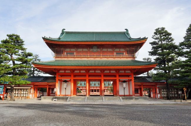 京都五社巡りとは、平安京と深い関係にある著名な５つの神社を巡ります。<br />水清き賀茂川が流れ出る北の玄武「上賀茂神社」・西の桂川を渡ったところには白虎「松尾大社」、中央を守護する「平安神宮」・東山の麓にある蒼龍「八坂神社」・鴨川と桂川が出合う南には朱雀「城南宮」が鎮座します。<br />専用の色紙でのご朱印を全て集めると「満願記念品しおり」をいただけます。<br />