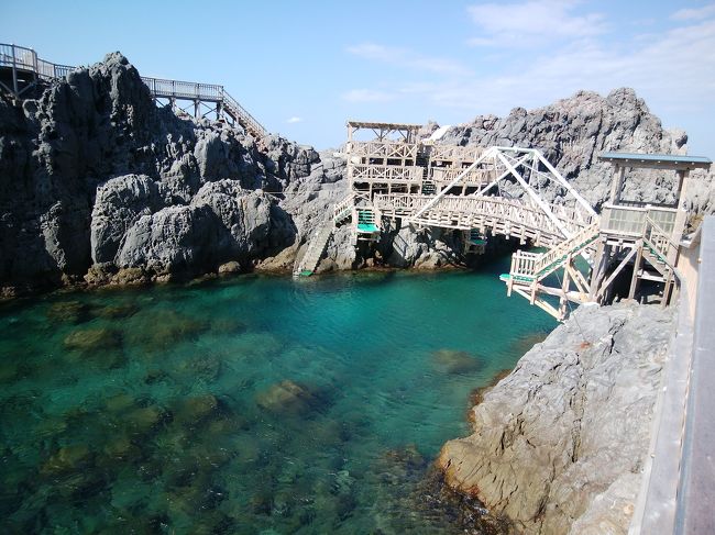 去年に引き続き神津島へ<br />飛行機からの駿河湾や富士山は綺麗でした。<br />特に富士山は天気が良くないとみることができないので、富士山が見えたらラッキーですよ。<br /><br />今年は赤崎遊歩道に行きました。<br />こんな綺麗な緑色や青色の海が東京にあるなんて。<br />夏は海水浴でにぎわうのでしょうが、秋にのんびりしに来るのも良さそうです。ただし、秋はここまで来るのが大変です。<br />神津島は魚もうまい!!