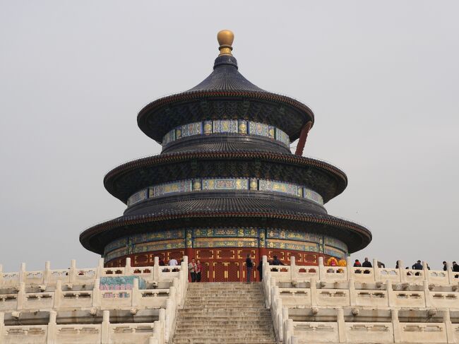 2019年10月1日に建国70周年を迎えた中国の北京・天津をこの地に詳しい友人夫婦と巡ってみた。<br />きょうは、天津から北京に戻り、世界遺産の天壇公園に行ってみた。<br /><br />10/17 羽田⇒北京首都空港 (北京泊)<br />10/18 頤和園 清華大学 什刹海 鼓楼 (北京泊)<br />10/19 八達嶺/万里の長城 胡同 王府井大街 (北京泊)<br />10/20 中国美術館 天津海河の夜景 (天津泊)<br />10/21 西開天主教堂 五大道 天津濱海図書館 (天津泊)<br />10/22 天壇公園 北京飯店 (北京泊)<br />10/23 天安門 故宮博物院(紫禁城) 景山公園 (北京泊)<br />10/24 天安門広場 北京首都空港⇒羽田<br /><br />※≪朗報≫<br />中国スマホ決済サービス大手のアリペイとウィーチャットペイは、中国を訪れる観光客でも使えるようにした。中国ではQRコードなどのスマホ決済が普及しているが、外国からの観光客は原則利用できなかった。2社は金額や用途で一定の制限を設けつつ、米ビザなどのクレジットカードと紐付けられるようにした(11/9某経済新聞社より) <br />