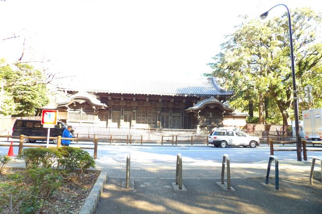 　上野公園の東京国立博物館敷地内にある池田家上屋敷表門（黒門）はもともと旧丸の内大名小路（現丸の内3丁目）にあった鳥取藩（因幡・伯耆32万石）池田家江戸上屋敷の正門を移築したものである。正式には「旧因州池田屋敷表門」と言う。入母屋造屋根に、門の左右に向唐破風造の番所を設け、江戸時代末期の大名屋敷の門として最も格調が高いものとされる。明治25年（1892年）、芝高輪台町の常宮御殿の表門として移建され、のちに東宮御所として使用され、さらに高松宮家に引き継がれ、昭和26年（1951年）9月には重要文化財に指定された。その後、昭和29年（1954年）に、現在のこの場所に移築・修理されたものである。<br />　池田光政（慶長14年（1609年）～天和2年（1682年））は慶長18年（1613年）に死去した池田輝政の孫である。元和2年（1616年）に父・利隆が死去したため家督相続を許され、姫路藩主（42万石）となった。しかし元和3年（1617年）、幼少を理由に因幡鳥取32万5,000石に減転封となった。<br />　寛永9年（1632年）に叔父の岡山藩主・池田忠雄が死去し、従弟で忠雄の嫡男・光仲が3歳の幼少のため、光政が岡山31万5,000石へ移封となり、光仲が鳥取32万5,000石に国替えとなった。その後は、鳥取藩と岡山藩の池田家が存続した。<br />　門は土曜日・日曜日・国民の祝日、10:00～16:00に開門される。<br />池田家上屋敷表門（黒門）（上野・東京国立博物館）