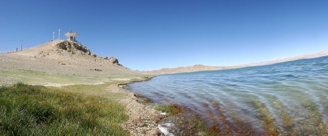 西チベットのアリに滞在中、インドとの国境に近いパンゴンツォ(パンゴン湖、班公錯)まで日帰りで往復しました。<br />パンゴンツォの標高は4250m、面積は604平方kmなどとなっています。<br />国境にまたがる湖とは言っても、全長約150kmという細長い形をしており、しかも観光先としては、湖のいちばん東側の一部の湖岸だけに限られていたため、緊迫した雰囲気はありませんでした。じっさい、遊覧船まで発着していました。<br />なお、このパンゴンツォが、今回のツアーではいちばん北西の果てとなりました。個人的には1982年にインドヒマラヤ・ザンスカールのトレッキングをしたことがありますが、そこからそれほど遠くない場所を37年後に訪れることができたという点でも感慨深いものがありました。<br />