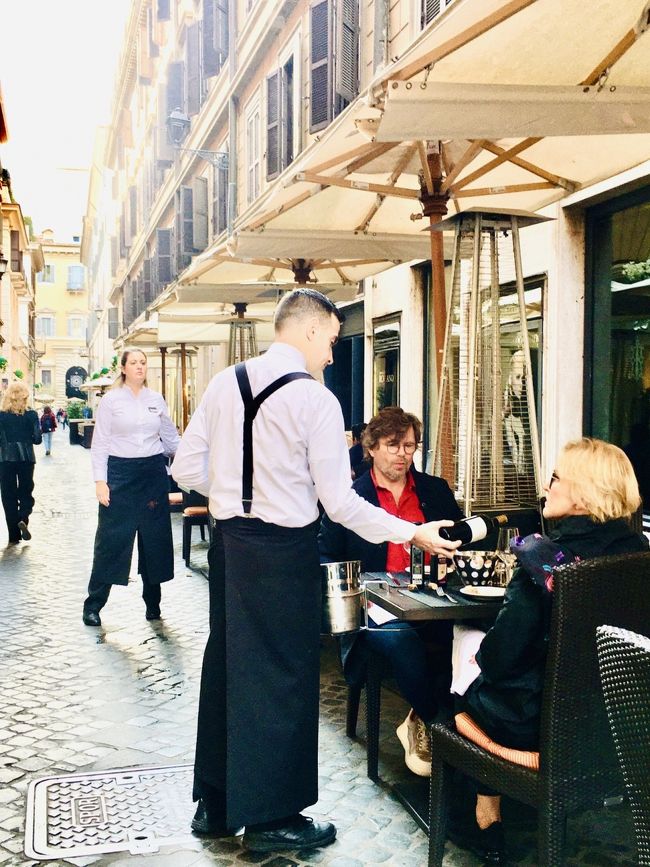3年前のスペインに引き続き、2回目のヨーロッパ。一度は行ってみたかったイタリアへLet’s go!!<br /><br />今回は、ナポリに住んでいるPaoloさん一家に会いに行く目的の旅。その前哨戦としてローマに2泊。到着翌日は半日ツアーに参加して、遺跡と街歩きを楽しみ、3日目は午前中サンピエトロ大聖堂へ。久々に足が棒になるほど歩きました。(+o+)<br /><br />初めてのイタリア・ローマは、えっこんなところにも、、、というくらいあちこちに遺跡があり、それが普通に街の中に溶け込んで何処をとっても絵になる風景。<br /><br />そしてジローラモさんのようなちょい悪おやじはもちろん、街行くビジネスマン、遺跡のチケット確認の係員の人でさえもなんかカッコいいぞ!<br />ステキやん、イタリア。)^o^(<br /><br />だけど気になったのは喫煙者の多さ。若い綺麗な女の子からお年を召したご婦人まで(もちろん男性も、でも女性の方が目立ってた。)歩き煙草はもちろん、街中や電車のホームでも平気で吸って、吸い殻はその辺にポイッ。<br />あかんやろー!!<br />今の日本では有り得ない光景を目の当たりにして、ちょっとびっくり。<br /><br />でもTOTALでとっても大満足の楽しい旅となりました。<br />まずはローマ編です。<br />10月29日 KIX 9:00 → PEK 11:20<br /> PEK 13:30 → FCO 17:50<br /> 29日 Hotel Diocleziano 泊<br /> 30日 〃<br /> 31日 Roma Termini 12:12 → Napoli C.le 14:35<br /> Italoにて移動 (約1時間半遅れ16:00到着)<br /> Hotel Miramare 泊<br />11月 1日 〃<br /> 2日 Sorrento Paoloさんの別荘泊<br /> 3日 Napoli Paoloさんの自宅泊<br />11月4日 Napoli .C.le 13:23 → Roma Termini 14:35<br /> 5 日 FCO 19:50 → PEK 13:20 <br /> PEK 16:06 → KIX 20:10<br />