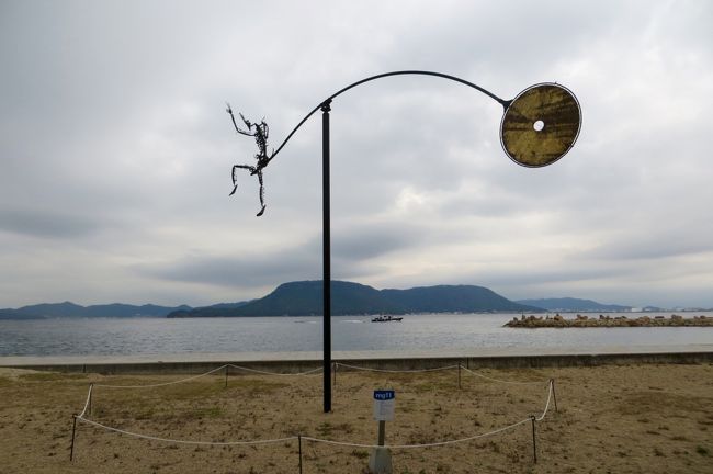 豪華客船にっぽん丸で行く、瀬戸内国際芸術祭2019。<br />豊島沖に停泊した船から小船(通船)に乗り換え、アートな島々を巡ります。<br />午後は、昭和レトロな佇まいが残る、女木島に上陸です。