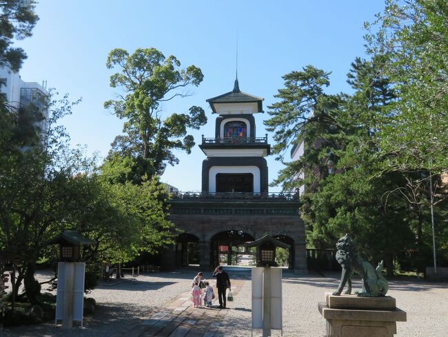 加賀藩初代藩主・前田利家公と正室お松の方を祀る尾山神社。<br />和漢洋の様式を取り入れた特徴的な神門は国の重要文化財に指定されています。<br />テレビで見たり観光バスで通りすがりにチラ見したことはありますが、近くで見てみたくて、今回の旅で絶対に立ち寄ろうと決めていた場所の一つです。<br />