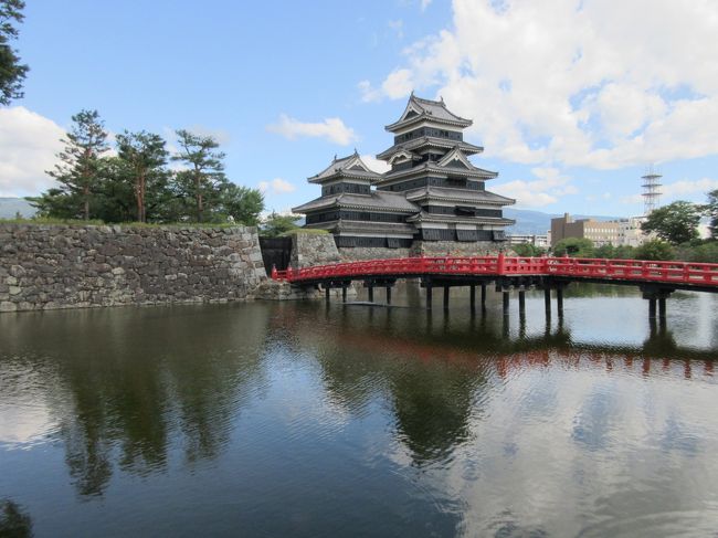 鹿教湯温泉から松本城へは,国道254号線と284号線を使って30分程度でしたが,鹿教湯温泉で結構時間を使ってしまったため,昼食を挟んで松本城へ着いたのは午後1時頃でした.当日はお天気に恵まれた休日であったため,松本城には沢山の観光客が訪れており,天守へ上がるには時間制限もあったのですが,何とか上まで上り下りすることが出来ました.ですが,本来予定していた松本市立博物館へは立ち寄ることが出来ず,見学もそこそこに,高速の入口へ向かうことになりました.<br /> さて,松本城自体は今回が二度目の訪問でしたが,久し振りに訪れたせいかとても新鮮味があり,また,前回訪れた時にはなかった忍者や侍のコスプレもあって,とても楽しめました.さらに,外国人観光客が顕著に多くなっているのも驚きの一つでした.
