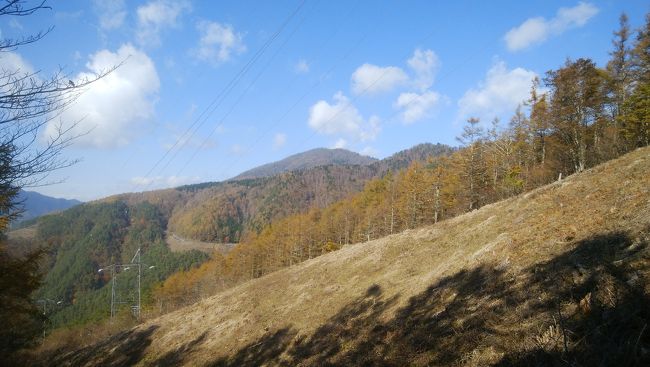 三年ぶりに歩いた三ツ峠山でした。<br />しかし富士山の絶景を期待したのですが望めなかったのが残念。<br />なかなか絶景の富士を望むタイミングは難しいですがこれからの時期は空気が澄んでくるのでリベンジということにしました。<br /><br />今回は楽なコースをチョイス<br />富士急行「河口湖駅」から路線バスを利用し三ツ峠登山口まで移動し登り始めるコースです。<br /><br />そして三ツ峠山は名前のごとく三つの山の総称なので三山を巡りました。<br />下山後は河口湖温泉で日帰り温泉に入って帰ってきました。