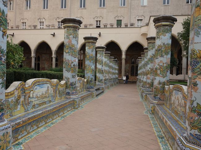 ナポリ旧市街の真ん中の教会，サンタ・キアーラ。裏にある回廊・庭園が有名です。陶板の装飾がとてもうつくいい，いいところです。