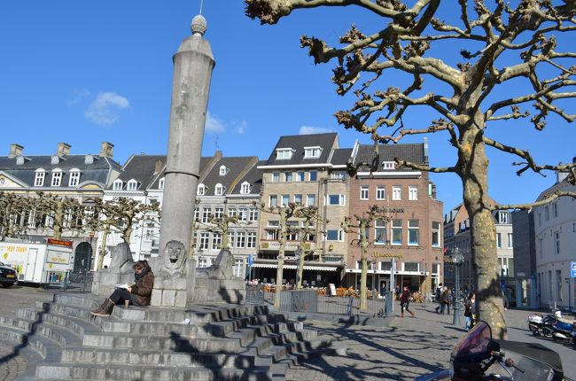 オランダ南東部の小さな街マーストリヒトは、ドイツとベルギーの国境にも近く、三つの国を一日で巡ることもできます。欧州条約が締結された場所でもあります。小さな街ですが、教会のような外観でふらっと入ったのが本屋さんで、後で知ると「世界で最も美しい本屋さん十傑」にも選ばれているほどでした。