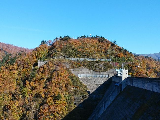 昨年に続き、新潟県の紅葉を見に行きました。今回は新潟県内でも有数な名所の八海山と全国的にも有名な奥只見湖へ行きました。両方ともまさに紅葉真っ盛り。特に奥只見湖は湖、断崖と紅葉のコラボはまさに絶景でした。<br /><br />---------------------------------------------------------------<br />スケジュール<br /><br />11月2日　自宅－（自家用車）六日町IC－八海山観光－奥只見湖観光‐小出IC－自宅