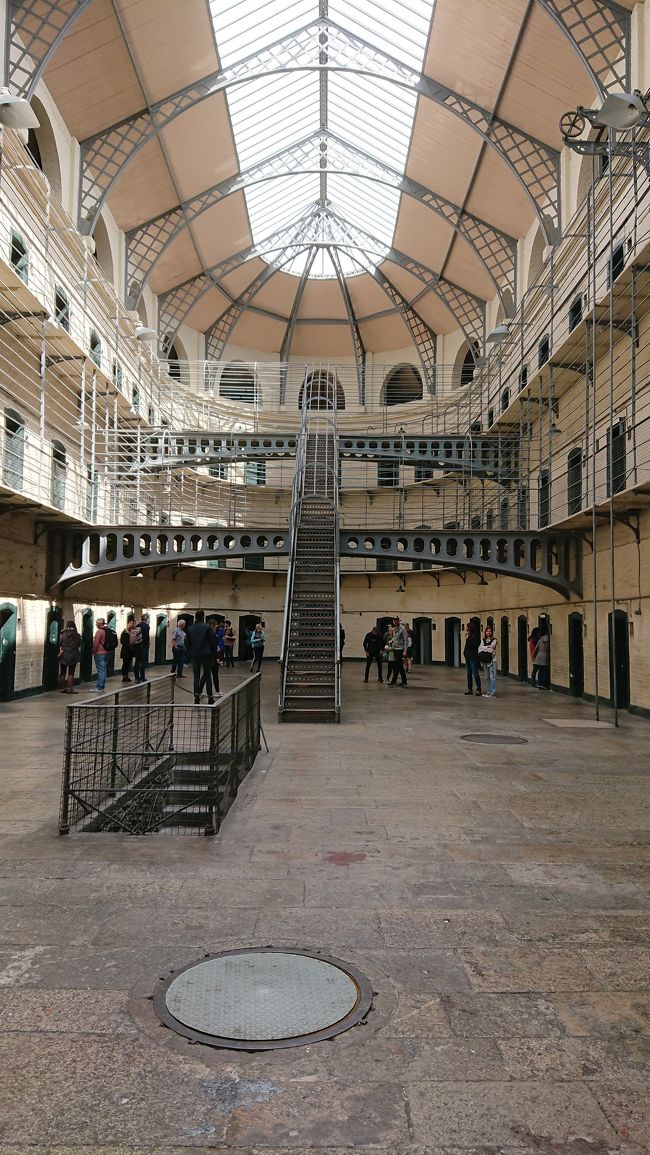 ダブリンのキルメイナム刑務所は、アイルランドの独立運動に貢献したアイルランドでは英雄的存在のジェームス・コノリーなどが処刑された場所として有名です。<br /><br /><br />ここは必ずツアーに参加してガイドさんの話を聞きながら刑務所内をまわります。このツアーとても人気があってインターネットで予約ができるのですが、直前だとまったく予約することができません。<br /><br /><br />ですがツアーを予約せず直接行っても、少し待ち時間はかかりますが参加できるので、時間に余裕がある方は心配いらないと思います(2019年7月時点)。<br /><br /><br />私はここに2回きましたが、2回とも当日チケットを購入しました。だいたいどちらも2時間ほど待ちました。<br />