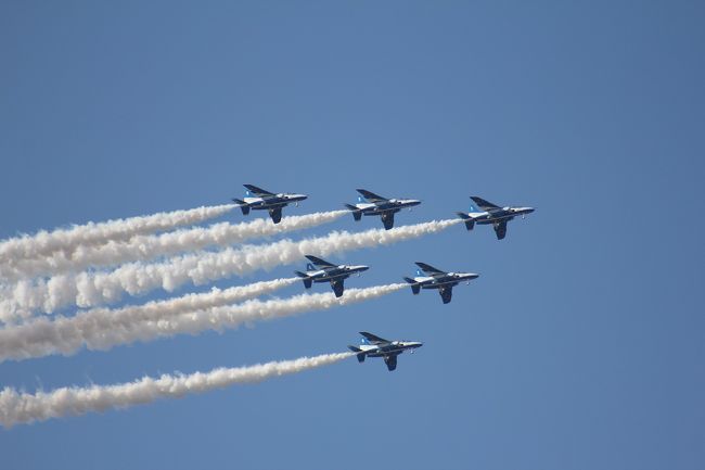 毎年３月に開催される<br /><br />「小牧基地航空祭」<br /><br />２０１９年３月に行われましたが、今度から秋に開催されるのかな？<br /><br />２０１９年１１月にも開催されました！<br /><br />今回もＴちゃんと一緒に予行＆本番に行ってきました。<br /><br />なんだかんだと４回目の航空祭<br /><br />やっぱり何度行っても楽しいですね！<br /><br />今年も予行はエアポートウォークから見ることにしました。