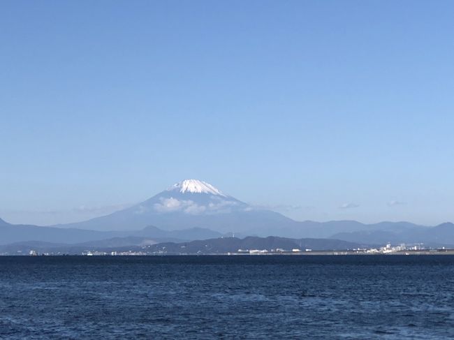 ずっと長い間お正月には江の島神社にお詣りに行っていました。(近くに夫の実家あり)<br />神事もお世話になっていましたが、昨年いろいろあって祖霊舎も我が家に移した為、お礼詣りに江の島神社に出かけてきました。<br />お天気に恵まれ、短時間でしたが楽しんできました!(^^)!<br />