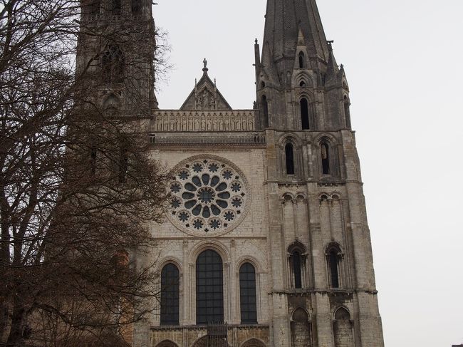 2018年の2月、フランスの旅です<br /><br />1日目から。<br />成田から直行便でシャルルドゴール空港に無事に到着して、すぐにシャルトル大聖堂へのツアーでした。フリー時間がなるべくある大手旅行代理店のツアーです。<br /><br />ここはシャルトル大聖堂です。正式な呼び方は、ノートル・ダム大聖堂(Cathédrale Notre-Dame de Chartres)です。パリのノートルダム大聖堂とは違います。ややこしいですね。<br />1145年建設。その後、火災に遭いましたが残った部分が初期ゴシックを残しているそうです。1194年には全体の再建が開始され約30年かけて完成したそうです。<br /><br />2日目はロワール古城へ。