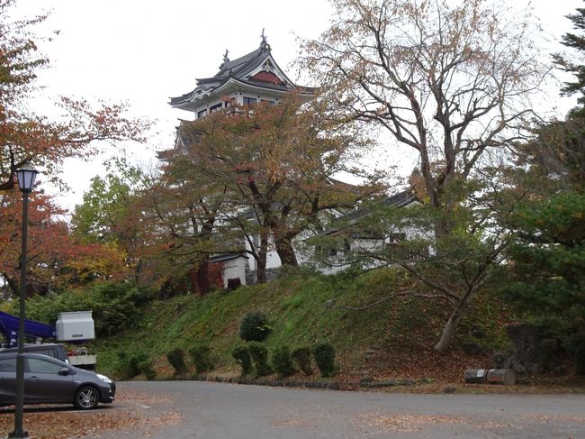 北上市から北上線に乗って横手市に。<br />北上線沿線は紅葉風景。今年はいまひとつのような気がしましたが・・・。<br />錦秋湖周辺の沿線の景色がきれいです。<br />横手市は横手焼きそばを食べて、横手城まで行ってみました。<br />お城の丘から見る横手市街の風景がいいです。<br />その後は秋田で久保田城跡を見学。<br />