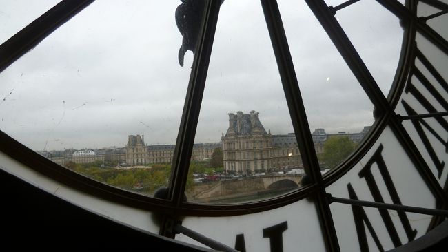 以前ツアーで行ったフランス。<br />ツアーは見所を効率よく回れて、何より安心感があります。<br />でも、あの場所に行きたいとか、もう少しゆっくり見たいという個人的な希望は叶えられません。<br /><br />パリに滞在して、自分たちのペースでまわりたいと思い、飛行機とホテルを予約して旅行してきました。<br /> <br /><br />効率よくまわるために、日本で行きたい所をピックアップしてどんなふうにまわるかあれこれ考えました。ガイドブックを見たり、ネットで検索したり・・<br />これはこれで楽しかったのですが、だんだん疲れてきてとうとう途中で放り出してしまいました。<br />行ってから天気と相談して決めようということになりました。<br />パリ以外で行きたい所はシャルトルとベルサイユでした。<br /><br />パリ5日目 火曜日<br />あまり天気がよくなかった今回の旅行で一番天気が悪い一日でした。<br />ほぼ一日中雨が降っていました・・<br />