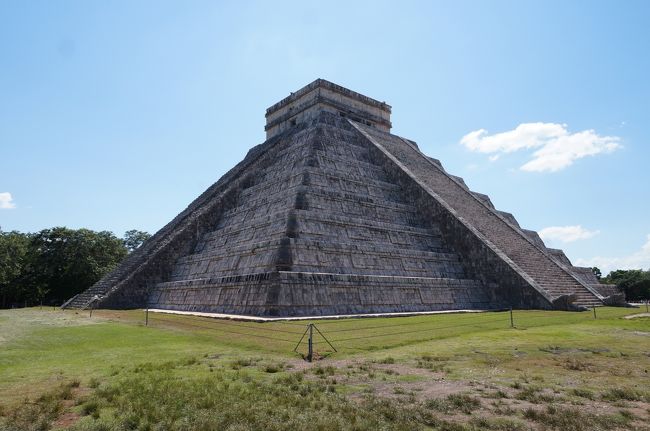 2017年 シルバーウィークは以前から行って見たかったメキシコが実現しました。<br /><br />ANAの最長路線の成田‐メキシコシティ線の搭乗も楽しみの一つです。<br />特典航空券でしたので、2017年1月に予約、発券しました。<br /><br />世界遺産の宝庫なので見どころがたくさんあり、旅のプラン作りが大変でした。<br />滞在中にメキシコ国内で大きな地震がありましたが、幸いに無事帰国できました。<br /><br /><br />①1日目 9/16 国内移動編 新千歳から成田へ<br /> CTS→NRT NH2152(PC)<br /> https://4travel.jp/travelogue/11539835<br /><br />②1日目 9/16 ANA最長路線のメキシコシティへ<br /> NRT→MEX NH0180(C)<br /> https://4travel.jp/travelogue/11559704<br /><br />③1日目 9/16 メキシコ国内線移動でカンクンヘ<br /> MEX→CUN 4O2320(Y)<br /> 宿泊:ホテル ラマダ カンクンシティ<br /><br />④2日目 9/17 カンクン発現地ツアーに参加←<br /> AM グランセノーテ 観光<br /> PM チチェンイッツア遺跡 観光<br /> 宿泊:ホテル ラマダ カンクンシティ<br /><br />