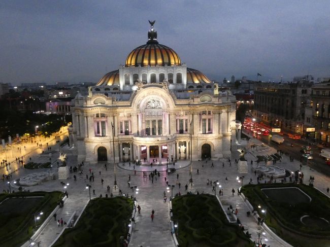 2019年10月17日(木)、メキシコシティ(Ciudad de Mexico)、夕方7時頃、アラメダ公園辺り。公園の東にあるベジャス・アルテス宮殿(Palacio de Bellas Artes)の北側のイタルゴ通り(Av. Hidalgo)を東に進む。この通りとその先のタクバ通り(Calle Tacuba)沿いの建物についても前回の旅行記で書いた(下のリンクの旅行記参照)。<br />https://4travel.jp/travelogue/11480506<br /><br />まずエヘセントラルラサロカルデナス通り(Eje Central Lazaro Cardenas)との交差点の南東角にあるのが、パラシオポスタル(Palacio Postal)。今回初めて中に入ったが、雰囲気あるわあ～。そして、イタルゴ通りがタクバ通り(Calle de Tacuba)と名前を変えて道を挟んであるのが、国立美術館(Museo Nacional De Arte)。ここも前はバスから見ただけだったが、改めて素晴らしい建物と感心する。そして、パラシオポスタルの東側がパラシオデミネリア(Palacio de Mineria)。もう日没の時間に近く、曇っており、もう少し明るい状態で来たかった。<br /><br />バスで通った時には気付かなかったが、パラシオデミネリアの東側の通りの反対側にはトリプレアリアンサ庭園(Jardin de la Triple Alianza)がある。1888年から89年に掛けてメキシコの彫刻家のヘスス・F・コントレラス(Jesus F. Contreras)が造った小さな庭園で、アステカ(Azteca)時代のテノチティトラン(Tenochtitlan＝現在のメキシコシティ中心部)、テスココ(Texcoco)、トラコパン(Tlacopan＝現在のタクバ(Tacuba))の3つの都市の連合を記念して、各都市の指導者のレリーフが飾られている。その奥、南側に隣接するのがメキシコ陸軍・空軍博物館(Museo del Ejercito y Fuerza Aerea Mexicanos “Bethlemitas”)。1675年に建てられたバロック様式の建物で、宗教改革中に教会から収用され、その後は大学として使われたり、新聞社が入ったりしたが、1991年から現在の博物館として使われている。<br />https://www.facebook.com/chifuyu.kuribayashi/media_set?set=a.3362461777157156&amp;type=1&amp;l=223fe1adec<br /><br />5月5日通り(Avenida Cinco de Mayo)からベジャス・アルテス宮殿に戻って来ると、灯りが付いて、前回来た時には見られなかった夜の光景も美しい(前回の旅行記は以下のリンク参照)。<br />https://4travel.jp/travelogue/11472883<br /><br />ここも間に合えば、中を見学したかったけれどしょうがない。前回通った時にはあまり気にしてなかったが、建物の前には4つのペガサス彫刻が建っている。スペイン、カタロニア人のアグスティ・クエロール・スビラツ(Agusti Querol Subirats)によって作られたもので、ボアリ自身により遺贈され、最初はソカロ(Zocalo)に設置されていた。<br /><br />正面に道を挟んで建つデパート、シアーズ(SEARS)に入り、買物もせずに上の階に上がって、窓から宮殿を見下ろす。こりゃ、なかなかいいわ。8階にあるフィンカドンポルフィリオ(Finca Don Porfirio)と云うカフェは時間があれば入ってみたかった。行列出来てたけど、ベランダから宮殿を見ながら飲むコーヒーはうまそう～。結局シアーズでは宮殿を見て、わざわざ場所を教えてもらってトイレを借りただけで何も買物しなかった。申し訳ない。このデパート、カフェ以外は空いてたけど大丈夫かいな?<br />https://www.facebook.com/chifuyu.kuribayashi/media_set?set=a.3362471017156232&amp;type=1&amp;l=223fe1adec<br /><br /><br />ラテンアメリカタワーに続く。