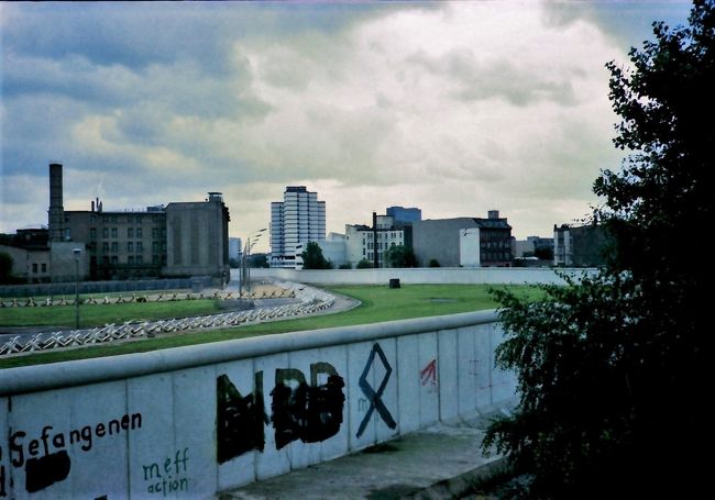 東西冷戦の象徴のひとつだった、ベルリンの壁が崩壊して30年なんだそうだ。1977年に見たベルリンの壁・・・まさかネットを通じてアップ出来る時代が来るとは。<br /><br /><br />