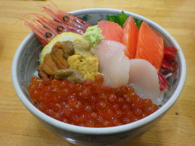 函館空港から連絡バスで湯の川温泉まで230円だった。東京からの便が着いたタイミングだったからかバスはかなり混んでいた。湯の川温泉までなら荷物は車内の荷物置場に置いた方がいいみたいだ。また市電とバスの１日乗車券を買うなら、函館バスを利用した方がいいと思った。<br /><br />湯の川温泉から市電で函館駅まで向かいました。市電１日乗車券が600円でした。風情はありますが、車内は老人が多く、優先席は外国人が座っていたので座っていられませんでした。ちょくちょく停まるのであまり落ち着いては乗れない乗り物でした。<br /><br />函館駅から歩いて馬子とやすべへ行き、昼食をいただきました。森丼（鮭ハラス、いくら）1512円、朝市五色丼（いくら、サーモン、うに、えび、ほたて）1836円をいただいた。出てきた時に丼が小ぶりに見えたのがショック１、刺身やウニの見た目が写真と違い全く元気がなかったのがショック２、刺身が乗るご飯が温かかったのがショック３、刺身を口に入れたときに釧路や札幌の市場の時のような感動がなかったのがショック４、小ぶりに見えた丼が意外に深く、表面の刺身がなくなりただのご飯になってしまったのがショック５。ここで丼を食べる必要はない気がしたので、もし次回来ることがあったら今度はいか刺し定食1080円あたりに単品をつけて楽しみたいです。<br /><br />食後、函館駅から再び市電に乗って函館市旧イギリス領事館 へ行きました。300円払って二階に進むと、イギリス領事館時代の展示や函館開港の歴史の展示をみることが出来ました。それほど展示内容が充実しているわけではないせいか300円払って二階まで上がって来る人は少なく、のんびりと見学できました。<br /><br />函館市旧イギリス領事館の前が基坂でした。かつて箱館奉行所もこのあたりに置かれていました。旧イギリス領事館の資料で見ると眼下に海が広がっていましたが、今は建物が建っていて海はほとんど見えませんでした。<br /><br />基坂から函館元町エリアを10分ほど歩いて八幡坂に行きました。坂の上から見下ろすと、海まで視界が開けているのでなかなかいい景色でした。景色がいいのでＣＭのロケ地にも使われているということで基坂よりも気に入りました。<br /><br />函館八幡坂から元町エリアをさらに歩くと、聖ヨハネ教会に着きました。日本最古のプロテスタント系の教会だそうです。十字架型の教会が特徴です。中は見られませんでしたが、クリスマス・クリブという飾りを見ることができました。<br /><br />湯の川温泉の万惣に宿泊しました。部屋はなかなか素敵でした。温泉の泉質はお世辞にも良いとは言えませんでしたが、露天とツボ湯は入れるレベルでした。夕食はバイキングでボタンエビやイカの刺身、寿司、花畑牧場のラクレットチーズ、スープカレー、また寿司、味噌ラーメン、デザート、珍味と刺身丼とふんだんにいただきました。<br /><br />万惣の朝食バイキングはまず勝手丼から始まりました。しかし刺身は夕食よりレベルが落ちていたのが残念でした。しかし焼き物のシシャモが美味しかったので、二杯目は焼きハラスとイクラで鮭の親子丼を楽しみました。肉はあまり美味しくなかったので最後はカレーとサラダでしめました。満腹に頂きました。<br /><br />10時にチェックアウトして大黒屋に移動し、<br /><br />大黒屋に荷物を預け、湯の川駅から市電で五稜郭に向かうことにしました。湯の川駅は市電の始発駅なので、市電は確実に座れるので助かりました。次の駅の湯の川温泉から乗ったときは座れなかったので、目と鼻の先だし、ちょっと歩いてもここから乗るといいと思いました。<br /><br />荷物を預けて市電で五稜郭へ。<br /><br />市電を五稜郭公園前停留場で降り、10分くらい歩いて五稜郭タワーに到着しました。入場料900円はちょっと高いかと思いましたが、上からの五稜郭や函館の街の展望がとても良かったです。幕末から明治維新の函館戦争の歴史もわかりやすく展示されていてとても満足しました。<br /><br />五稜郭跡の石碑から橋を渡って五稜郭公園に入りました。公園には無料で入れました。普通に入るとこの公園が星形をしていることはわかりませんが、五稜郭タワーから全景を見ていたのでイメージが湧いて良かったです。<br /><br />五稜郭公園に入り、箱館奉行所へ行きました。入場料500円は始めちょっと躊躇しましたが、箱館奉行所の歴史やそれを精巧に復元して作った過程などが丁寧に紹介されていてとても勉強になりました。素敵な中庭があったのですが、観賞用ではなく、採光や雨水対策のものだそうです。<br /><br />五稜郭の観光を終え、市電で湯の川まで行って大黒屋さんに入りました。お湯は熱いですが泉質はとても良かったです。夕食は手頃な恵比寿膳を頼みましたが、分量的には充分でした。部屋は乾燥していたのと、壁が薄くて隣の物音が結構響いていたのが残念でした。朝食は欲を言えば、温泉の定番温泉卵が出れば嬉しかったのですが、まあ満足でした。立ち寄り湯も500円ほどで使えるようなので、お湯だけ浸かりに来るのもいいかも知れないと思いました。<br /><br />湯の川から市電で函館に出て、朝市横丁の茶夢に行きました。日曜日の11時過ぎでしたが、20分くらい並んで入店しました。いか刺し定食1100円とイカソーメン1050円をいただきました。まるで韓国の食堂のように付け合わせのおかずがたくさん出てきて楽しかったです。いか刺しは醤油を垂らして口に入れるととても甘くて美味しかったです。しかしイカ自体は宿の朝食で出たものの方が美味しかったような気がしたので今度は別の店でも試してみたいと思いました。<br /><br />函館から市電に乗り、競馬場駅で降りて函館競馬場へ行きました。今回は有馬記念の馬券を買うことが目的でした。函館での開催はしていなかったので馬はいませんでしたが、こじんまりとした素敵な競馬場でした。今度は馬がいるときに来てみたいです。<br /><br /><br />函館競馬場から市電とバスでトラピスチヌ修道院訪れました。町から結構離れているうえに、修道院の中には入れず外観と資料館を見られるだけなのでよっぽど好きでないと楽しめないかもしれないと思いました。<br /><br />羽田行きの飛行機に乗る前にシゲちゃんすしで立ち食いのお寿司をいただきました。生寿司Ｆ1980円にボタンエビ250円を追加しました。どれもとても美味しかったです。次々にお客さんが来て持ち帰りを頼んでいました。どうやら1800円のスペシャルが人気のようでした。次回は飛行機が着いたら直接訪問してランチにも挑戦してみたいです。<br /><br /><br />