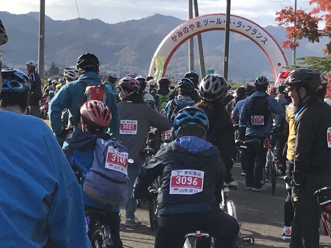 山形県上山市で毎年この時期に行われているツール・ド・ラ・フランスというサイクルイベントに参加してきました！<br /><br /><br />カテゴリーは60キロ、30キロ、ファミリー（20キロ）の３つ。<br /><br />我が家は毎年ファミリーコースに参加です（私がそんなに走れないので(^_^;)）。<br /><br />そんなに面白いことは書けないですが、記録として残しておきたいと思います（*^_^*）。<br /><br />9日はほぼ移動で夕方に上山市に到着しすぐに旅館にチェックインしました。<br />10日の午前中がツール・ド・ラ・フランスでサイクリング、終了後温泉に入ってから帰宅しました。