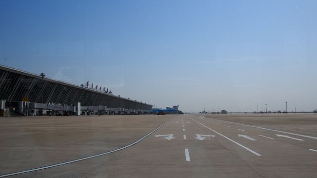 GW以来しばらく外国に行っていなかったら、禁断症状が出てきそうになりましたので、お出かけすることにいたしました。1か月前に手配して、行き先はフィリピンにしようかと思いましたが、諸事情によって行けなくなったので……う~ん、天津が安いので北京と合わせて観光するかと迷いますが……よし、行ったことのないベトナムにしよう。<br />そんな次第で人生初ベトナム。セントレアからはベトナム航空の直行便があるんですが、安い航空券にしたら上海での乗り継ぎがついてきました。せっかくなので、上海観光でもしていきましょう。<br />まずは毎度おなじみって感じになってきた中国東方航空で、名古屋から上海へ向かいます。<br /><br />2020/06/04投稿 491冊目<br /><br />なお、6/3に私のトラベラーページのアクセス数が29000回になりました。ご覧いただきまして、ありがとうございます。