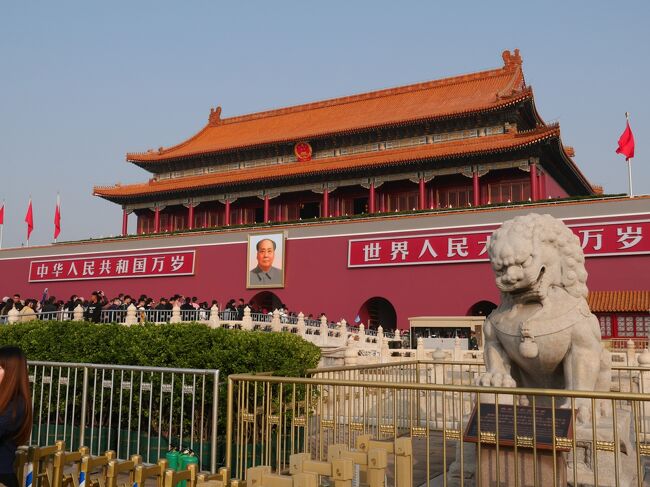 2019年10月1日に建国70周年を迎えた中国の北京・天津をこの地に詳しい友人夫婦と巡ってみた。<br />きょうは、旅最大の目的の天安門、故宮博物院(紫禁城)、景山公園に行ってみた。<br /><br />10/17 羽田⇒北京首都空港 (北京泊)<br />10/18 頤和園 清華大学 什刹海 鼓楼 (北京泊)<br />10/19 八達嶺/万里の長城 胡同 王府井大街 (北京泊)<br />10/20 中国美術館 天津海河の夜景 (天津泊)<br />10/21 西開天主教堂 五大道 天津濱海図書館 (天津泊)<br />10/22 天壇公園 北京飯店 (北京泊)<br />10/23 天安門 故宮博物院(紫禁城) 景山公園 (北京泊)<br />10/24 天安門広場 北京首都空港⇒羽田<br /><br />※≪朗報≫<br />中国スマホ決済サービス大手のアリペイとウィーチャットペイは、中国を訪れる観光客でも使えるようにした。中国ではQRコードなどのスマホ決済が普及しているが、外国からの観光客は原則利用できなかった。2社は金額や用途で一定の制限を設けつつ、米ビザなどのクレジットカードと紐付けられるようにした(11/9某経済新聞社より) <br />