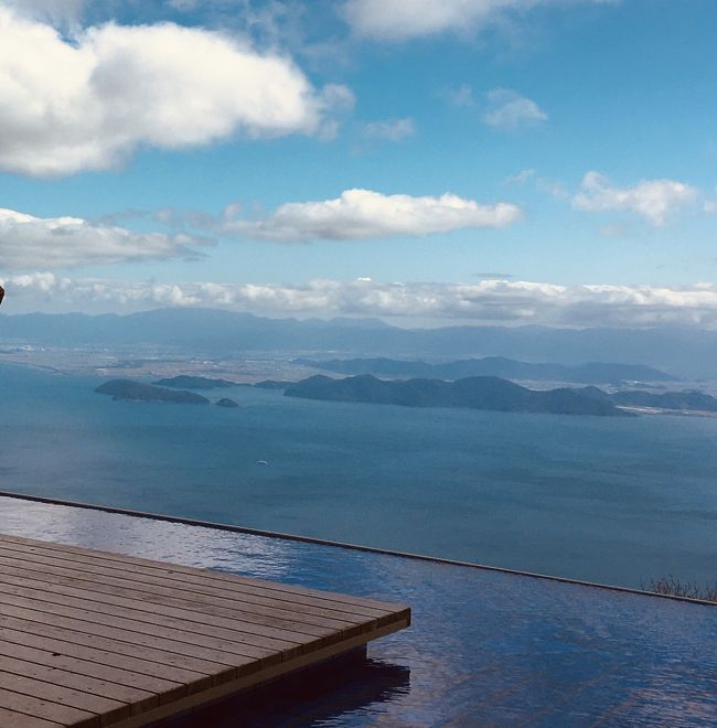 琵琶湖を見下ろすようにそびえる打見山（1,108ｍ）と蓬莱山（1,174m）の間に、ゆったりと広がるびわ湖バレイ。関西で長年愛されてきたこの リゾートの、2つの山頂エリアでお楽しみいただけるのが、「びわ湖テラス」<br />滋賀の6分の1を占める琵琶湖を一望できてかなりの絶景。ゴンドラにはペットものれます。<br />11月はかなり寒いのでダウン必要。登山道もあり、次回は、行きは登山であがりたいです。