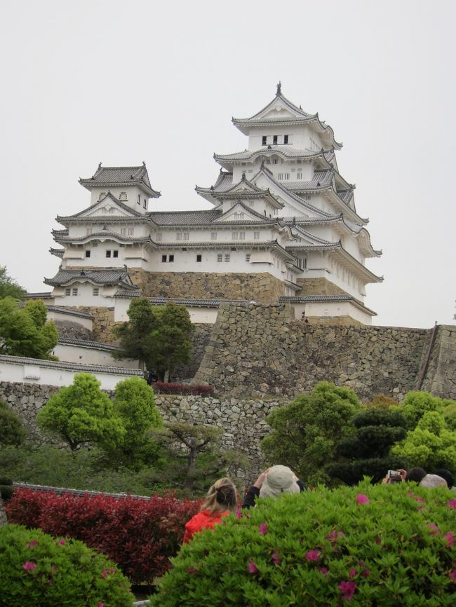 旅行記のタイトル、ふるっ！はさておき、18歳のあっちゃんとの日本里帰り日記の最終章になります。<br /><br />もう空前の大型GWに差し掛かり、街は混み出し、お天気もどんどん下り坂。<br />最後に行きたいのは、「平成の大修理」を終えて、真っ白に生まれ変わって、思いがけず評判の悪い白鷺城こと、姫路城。私は小さい頃から遠足で何度も、大人になってからも桜の季節を含め何度も行ったことがある馴染みのお城。でも、もちろんあっちゃんは初めて。大阪城とは違う、堂々の世界遺産、姫路城に参上するなり！<br /><br />姫路城を成り立ちを簡単に説明すると、黒田官兵衛から姫路城を譲られた羽柴秀吉は、1580年（天正8年）から城の大改修に着手し、翌年に3重の天守（複合式望楼型3重4階か）が完成。現在も残る姫路城の天守は1601年（慶長5年）に入封した池田輝政が1608年（慶長13年）から組み立てにかかり、翌年完成したものです。秀吉時代の天守の部材はこの際に転用されました。<br />姫路城<br />https://www.city.himeji.lg.jp/castle/index.html<br /><br />このシリーズの登場人物をざくっと紹介(4名しかいないけど)<br />ユリア・・・・英語学校(海外)で夫と知り合い結婚。欧州在住20年<br />あっちゃん・・ユリアの長子・18歳(日本語は怪しい)<br />ちぃちゃん・・・ユリアの姉・大阪在住<br />マコト君・・・ちぃちゃん夫・お酒好き<br /><br />□４月13日(土)　日本へ出発<br />□　　14日(日)　日本着・母に会う<br />□　　15日(月)　造幣局→大川さくらクルーズ→大阪城→鶴橋商店街　<br />□　　16日(火)　京都大原三千院(前半)→比叡山(後半)<br />□　　17日(水)　神戸中華街→メリケンパーク<br />□　　18日(木)　京都嵐山→念仏寺<br />□　　19日(金)★淡路島(淡路→四国→岡山2泊3日旅行)<br />□　　20日(土)★四国・こんぴらさん　<br />□　　21日(日)★倉敷<br />□　　22日(月)　大阪梅田→難波<br />□　　23日(火)　京都八坂神社→都おどり鑑賞<br />□　　24日(水)　難波・ぶどう畑さんとデート　<br />□　　25日(木)　近江八幡→竜王アウトレット<br />□　　26日(金)★伊勢志摩旅行(1泊2日旅行)<br />□　　27日(土)★伊勢神宮参り<br />□　　28日(日)　京都伏見稲荷から平等院<br />■　　29日(月)　姫路城(この頃から天気悪し)<br />■　　30日(火)　エキスポシティ(お天気悪)買い物<br />■５月　1日(月)　祝！令和！母訪問・イオンモールで最後の買い物<br />■　　　2日(火)　欧州へ帰る