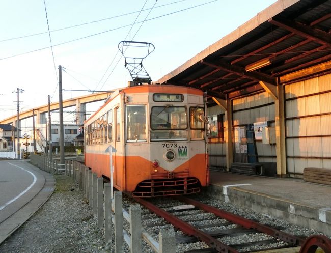 今年（2019年）のお正月の旅の様子です。<br /><br />万葉線に乗ってみました。<br />富山県高岡市と同県射水市との間を結び、厳密には、高岡軌道線と新湊港線に分かれているらしいです。<br />また、路線を運営するのは、現在は、第三セクターである万葉線株式会社となっています。<br />新しい駅の建物だったり、年季の入った車両だったり、年季の入った停留所（駅）だったり、新しい車両だったり。<br />前編と後編に分けて画像を載せたいと思います。