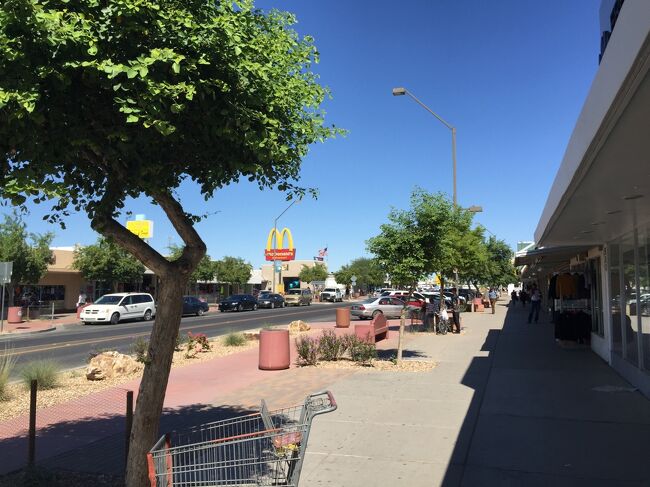 ユマ市の南のメキシコ国境に面しているサンルイスという小さい町があります。メキシコ国境らしい雰囲気があります。