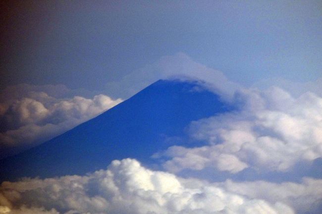 釜山金海国際空港のラウンジ巡りを楽しんで、搭乗時間が近付いたので８番ゲートに向かいます。<br /><br />程なく呼び込みが始まり、特典航空券のエコノミーですが、JGCなのでビジネスクラスの列に並びます。<br />