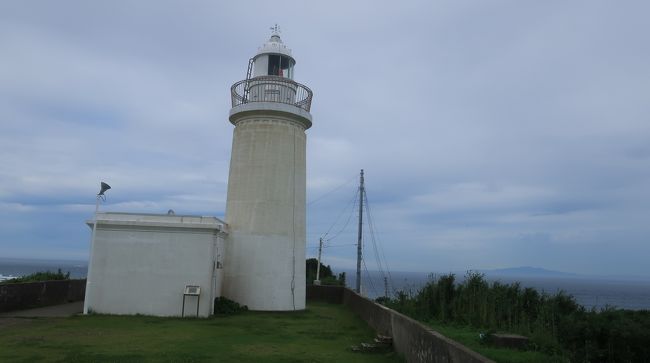 今回は梅雨の合間に訪問。天気は曇り。<br />大島、天城山、そして富士山も見えていました。<br />曇り空にしてはラッキーな瞬間でした。<br />灯台のライトは赤いので夜に行くとなんとなくかっこいいです。<br /><br />最近は灯台の壁面に貼られているQRコードをスマホで読み取ると<br />灯台カードがもらえます。<br />カードといってもスマホの中にあるカードですが。<br /><br />アクセスは簡単で近くまでクルマで行けて階段も少しだけです。<br />駐車場は有料のみですが200円ぐらいです。