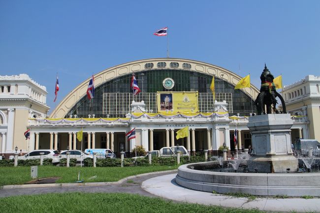 バンコクの休日、まずは国鉄ファランポーン駅で撮影を楽しむ。タイの交通インフラも整備、再編が進みつつあり、今までのファランポーン駅もその使命を終えようとしている。<br />重厚な建物と昔ながらの長距離列車が発着する光景は懐かしさ、遠い記憶を呼び起こす・・・・<br />ファランポーン駅の記録を残すために訪問。<br />予想外のイースタンオリエンタルエクスプレスにも出会うハプニングも・・<br />駅と車両など鉄道の風景を楽しむ。<br />なお、車両形式などは意味がないので省略します。<br /><br />