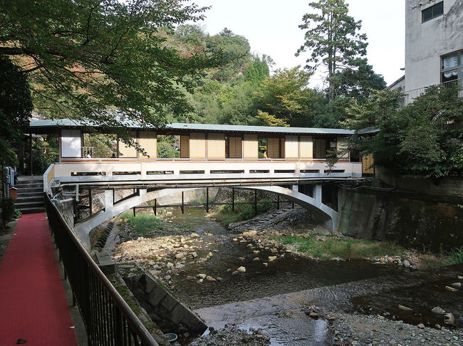 久しぶりに土曜・日曜がフリーになったので温泉を探してたら有馬温泉の游月山荘に一つ空きがあったのでここに決めて行ってきました。<br />游月山荘に決めたのはホームページの写真が素敵だったからです。<br />小川にかかる橋のような渡り廊下と昭和の香りのする宿泊棟がいい雰囲気でここに決めました。<br />有馬温泉は「欽山」と「中の坊瑞苑」に泊まったことがあります。有馬温泉は今回で３回目です。<br />岡山から新幹線と地下鉄を乗り継いで行くと２時間で有馬温泉に着きます。<br />ですから土曜日の午後から手軽に出かけることができるし、どの宿も泉質がいいので私の好きな温泉です。<br />月光園・游月山荘は有馬温泉の中では特別高級旅館ではありませんが、昔なつかしい、大変心地よい、空間でした。<br /><br />私の温泉宿１００選～有馬温泉・欽山（兵庫県）では2014年の温泉街を詳しく載せています。<br />https://4travel.jp/travelogue/10901562<br />