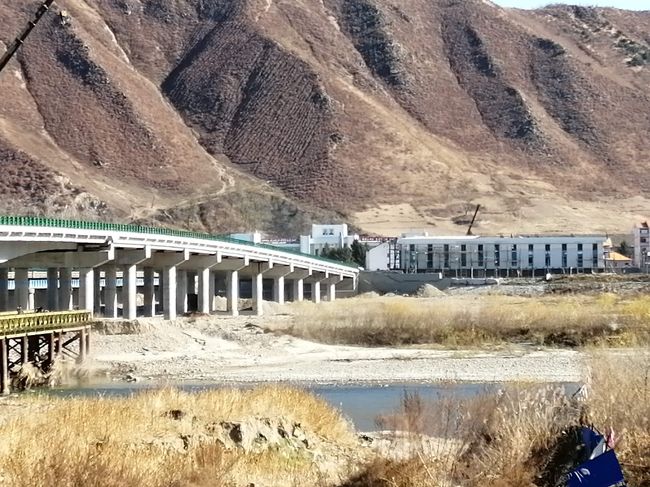 第三回です。<br /><br />琿春、図們を新幹線とバスで回りました。<br />メインは北朝鮮との国境である豆満江を見て、できれば図門橋を途中まで渡れたらなあと考えておりました。<br /><br />