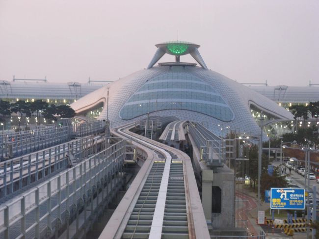 　仁川空港で乗り継ぎの便を利用しました。１５時過ぎに到着してトランジット時間が数時間有ります。１２時頃に到着なら、ソウル市街の景福宮へ行って来た事も有りましたが、今回は時間的に危険です。<br />　第２ターミナルの保安エリアでもファースト･クラス･ラウンジ以外は、ほほ知らない場所は無いので、一旦韓国入国した後、第１ターミナルへ移動して、ランディング時に見る海岸に行って来ました。<br />　シャトルバスと磁気浮上鉄道を利用します。空港利用税も強制的に支払ってるので、この機会に無料のオプショナルツアーと思い、有意義な暇つぶしが出来ました。