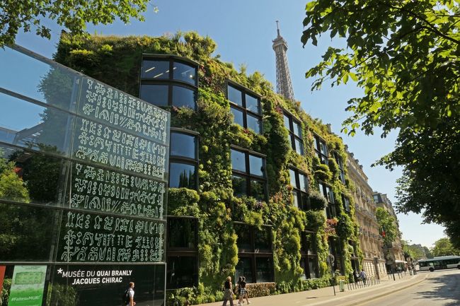 日本人観光客にはあまり知られていないケ・ブランリ美術館へ行ってきました！この美術館のロケーションは最高！エッフェル塔のすぐ近くにあり、レストランやカフェ、シアタールームなどの施設も豊富。無料でアクセスできるお庭や図書館などすべてご紹介します！<br />