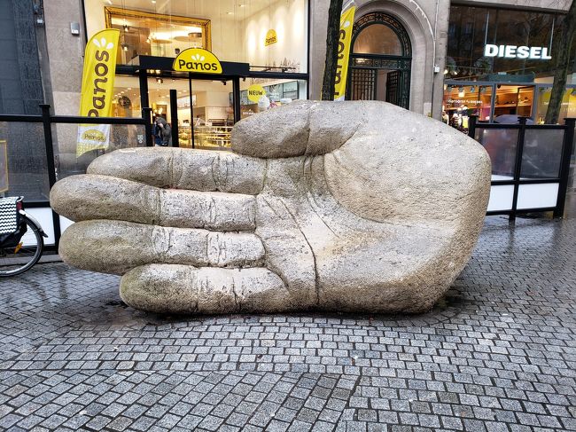 芸術三昧しようと思い、オランダへひとり旅してきました。<br /><br />タリスに乗ってアントワープへ。<br />聖母大聖堂とランチの後、少し時間があったので駆け足でマイヤー・ファン・デン・ベルグ美術館へ。<br />午後からはデン・ハーグのマウリッツハイス美術館にて、あの世界で最も有名な女の子のひとりと再会してきました!<br /><br />11/5 CI153 KIX14:30→TPE16:40<br /> 台北寄り道<br />11/6 CI73 TPE0:55→AMS7:50<br /> アムステルダム<br />11/7 アントワープ&デン・ハーグ<br />11/8 アムステルダム&ザーンスセカンス<br />11/9 CI74 AMS11:00→TPE6:35<br />11/10 CI152 TPE9:50→KIX13:20