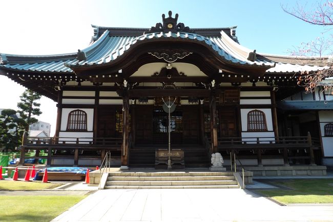 　川崎市中原区小杉御殿町1にある西明寺は真言宗智山派のお寺で龍宿山金剛院西明寺という。<br />　龍宿山金剛院西明寺縁起によると、西明寺の名は遠く弘法大師（宝亀5年（774年）～承和2年（835年））が勅命を受て渡支（延暦23年（804年））したが、前年に渡支に失敗した際の宿坊の寺号に発し、帰国後大師の東国御巡化の砌りこの地に留錫し高弟泰範上人に命じ堂宇を建立させた。<br />　その後、鎌倉幕府第5代執権・北条時頼公（嘉禄3年（1227年）～弘長3年（1263年））の信仰篤く当時は最明寺とも称した記録がある。<br />　近世徳川家康公も小杉御殿の隣地にある西明寺を崇敬し、境内を殺生禁制の地と定め、祈祷料として御朱印地を寄進された。近隣に末寺20余ヶ寺を擁す中本寺格の寺院だったという。<br />　文化3年（1806年）、仁和寺宮一品親王より菊桐御紋章幔幕を下付された。<br />　当時の本堂（大正14年（1925年）焼失し、昭和9年（1934年）新築）の外、十一面観世音菩薩を安置する観音堂（宝永4年（1707年）再建し、昭和36年（1961年）改築）があり、寛永5年（1628年）長谷川丹後守寄進した鰐口が現存している。<br />　また鐘楼堂（昭和38年（1963年）改築）、閻魔堂等七堂伽藍があったと伝えられる。<br />　多摩川の両岸にわたり二十有余の談林として真言密教の法鼓を鳴らし今日に至っている。<br />　玉川八十八ヶ所霊場20番、東国八十八ヵ所霊場9番、準西国稲毛三十三観世音霊場18番、川崎七福神の大黒天となっている。<br />　やはり、中原街道をカギの道に曲げて寺があることから、近世には相当に寺格が高かったのだろう。現在はその道路を真っすぐに府中街道・小杉十字路に繋ぐ工事中である。<br />　山門屋根には菊の飾り瓦（16花弁）（https://4travel.jp/travelogue/11566625）が上がり、文化3年（1806年）に仁和寺宮一品親王より菊桐御紋章幔幕を下付されたことに基づくのであろう。北条氏の丸軒瓦の三つ鱗紋とは対照的にも見える。<br />（表紙写真は西明寺本堂）<br />