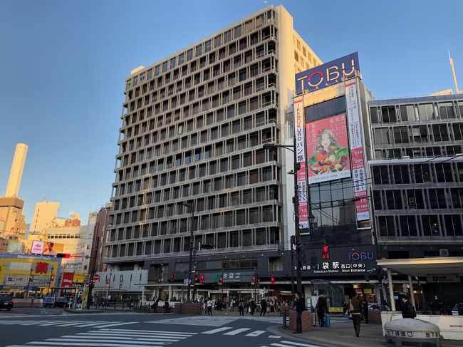 東口に西武鉄道、西口に東武鉄道。ややこしい街、池袋。<br /><br />東口には駅前広場がありますが、西口にはほんのわずかにある程度。<br />東京芸術劇場の前の広場は、駅前広場ではなく、池袋西口公園です。<br /><br />駅前からビルがずらりと並んでいます。<br />そして、そのほとんどは商店や飲食関係のお店。所どころ銀行や専門学校等があるという地域です。<br /><br />8月のある日、池袋の旅行記を書こうと思って、東京芸術劇場に出かけたことがあります。<br /><br />でも、この街の旅行記はとても書きにくかった。<br />たまにしか来ないので、どこを見ても周りじゅう同じ風景に見えてしまう。<br />公園も近くにはあまりないし、サンシャイン60は離れすぎている。<br /><br />そこで、思い切って東京芸術劇場だけの旅行記にすることにしました。<br /><br />写真は、池袋駅西口と東武百貨店です。