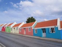 坂道沿いにあるカラフルな住宅街