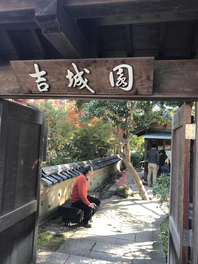この季節、どこに行っても混雑を避けられない京都。<br />でも、紅葉が見たい。<br />じゃあ、奈良へ?<br />京都ほどは混雑しないけれど<br />どこか素敵な場所ってあるのかしら?<br />半信半疑で行ってきました。