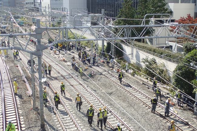 この日は山手線の30駅目となる高輪ゲートウェイ開業準備による線路の切り替えで山手線が半日くらい運休となった。<br />朝、たまたまちょうどいい感じの時間に目が覚めて天気も良かったので山手線の工事の様子でも見てみようと思い山手線を自転車で一周してみるとにした。偶然にもちょうど2年前に山手線の外回りを一周しているので、今回は内回りとした。<br />https://4travel.jp/travelogue/11303144<br /><br />前回との違いがいくつかある。<br />まずは自転車。前回は6段ギヤのマウンテンバイクで走ったが、今回はギヤ無しの折り畳み自転車のCARRYME。タイヤのインチも前回は26インチだが今回は8インチ。<br />そしてルート設定。前回は絶対に山手線の内側を走らないようにルールを徹底したが、今回は絶対に外側を走らないようにルールを徹底した(ただし、何か用があって外側に行った場合は来た道を戻り内側走行を継続すればOK)<br /><br />今回も山手線全駅の写真と駅間の写真を最低1枚ずつ載せることにした。<br /><br /><br />2年前に調べた山手線に関しての内容を復習した。<br /><br />山手線は一周していないってマジ?<br /> →品川ー田端の20.6kmが山手線らしい<br /> 田端ー東京の7.1kmは東北本線らしい<br /> 東京ー品川の6.8kmは東海道線らしい<br />山手線一周は?(上記と矛盾するが)<br /> →34.5kmらしい<br />山手線の読み方は?<br /> →「やまのてせん」らしい<br />山手線一周は何分?<br /> →59分から61分らしい<br />山手線の色の名前は?<br /> →うぐいす色と呼ばれているらしい<br />山手線の駅間で一番距離が短いのは<br /> →0.5km 日暮里ー西日暮里らしい<br />山手線の駅間で一番距離が長いのは<br /> →2.2km 田町ー品川らしい<br />山手線で乗り換えがない駅は<br /> →目白と新大久保の二駅だけらしい<br />山手線の全駅数は?<br /> →下記のとおり30駅だった(山手線新駅の高輪ゲートウェイ含む)<br /><br />新宿<br />代々木<br />原宿<br />渋谷<br />恵比寿<br />目黒<br />五反田<br />大崎<br />品川<br />高輪ゲートウェイ<br />田町<br />浜松町<br />新橋<br />有楽町<br />東京<br />神田<br />秋葉原<br />御徒町<br />上野<br />鶯谷<br />日暮里<br />西日暮里<br />田端<br />駒込<br />巣鴨<br />大塚<br />池袋<br />目白<br />高田馬場<br />新大久保<br /><br />今回は2年前に自転車で山手線を1周した時に残した記事が参考になった。記録と記憶を辿ることがでたので何となく記事に残しておいて良かったと思う。<br />